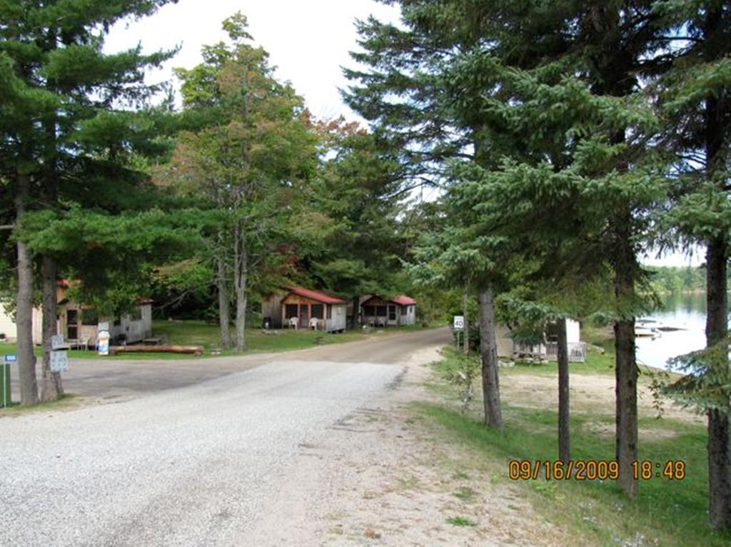 Marble Lake Lodge Cloyne Exterior photo